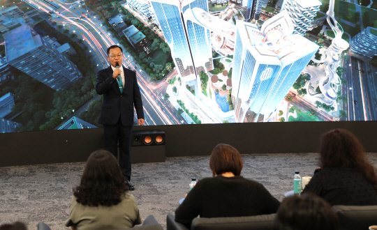 정희민 포스코이앤씨 사장이 조합원들과 소통하고 있다. [포스코이앤씨 제공]